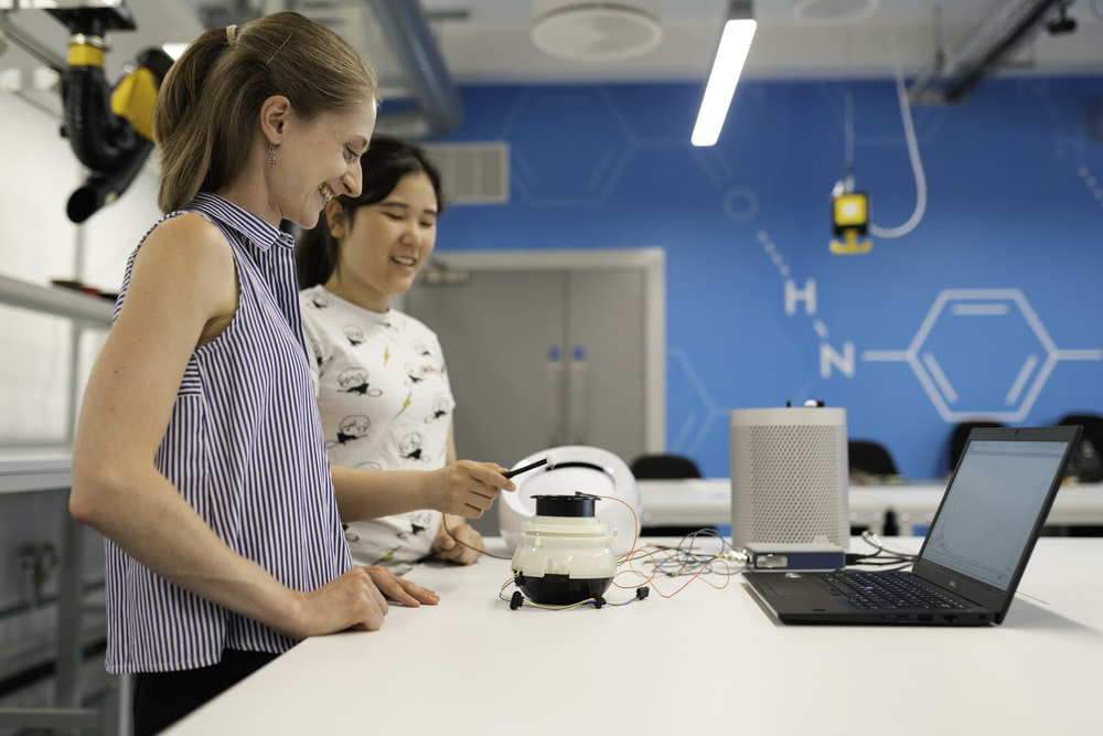 Zwei Mädchen arbeiten an einem Roboter