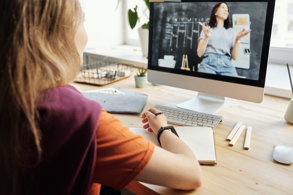 Frau und PC-Screen