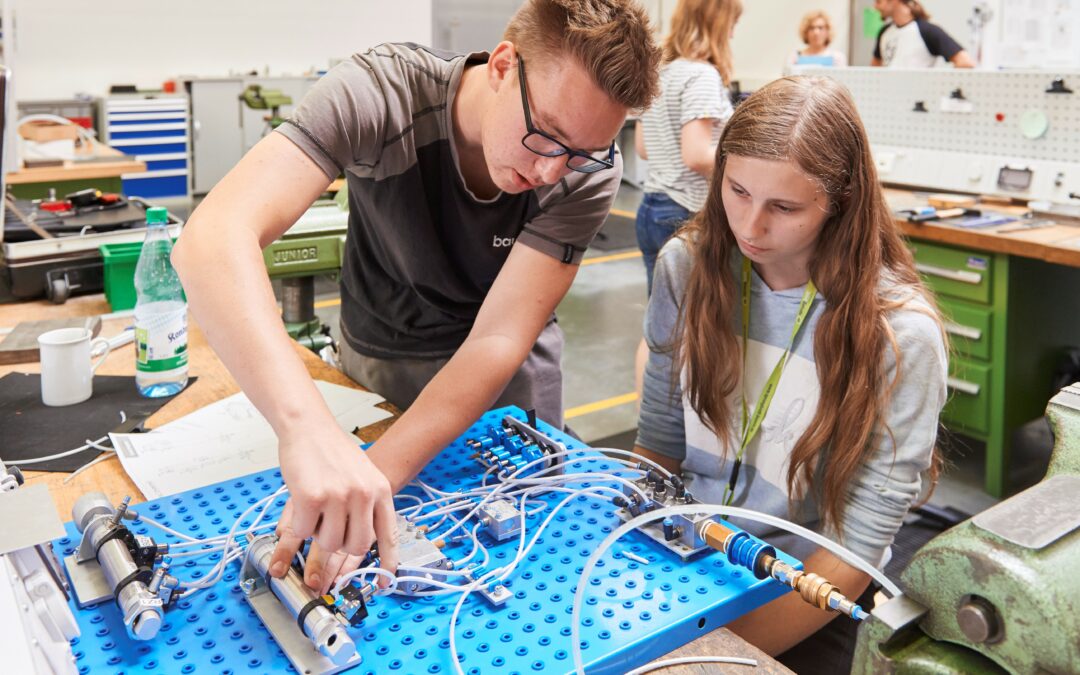 Eine Schülerin arbeitet im Praktikum an einem Projekt