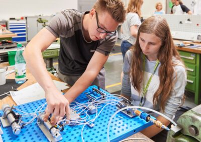 Eine Schülerin arbeitet im Praktikum an einem Projekt
