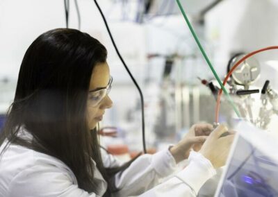 Junge Frau im Profil bei der Arbeit im Labor.