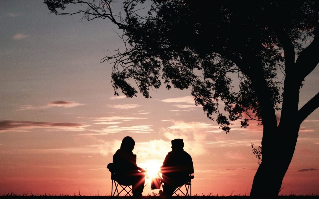 Sonnenuntergang und zwei Menschen