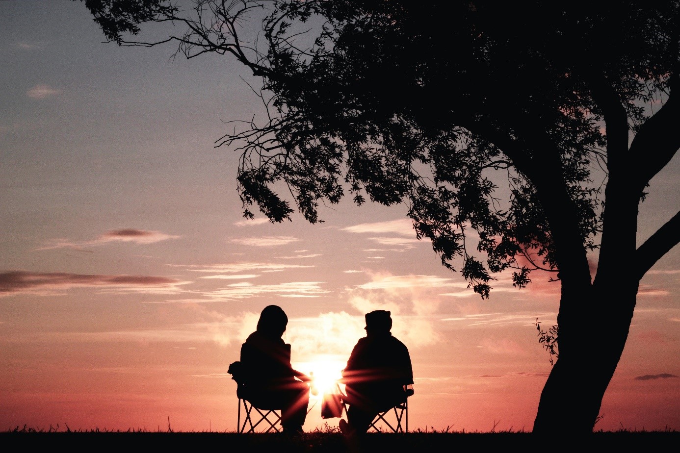 Sonnenuntergang und zwei Menschen
