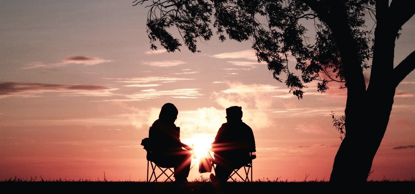 Sonnenuntergang und zwei Menschen