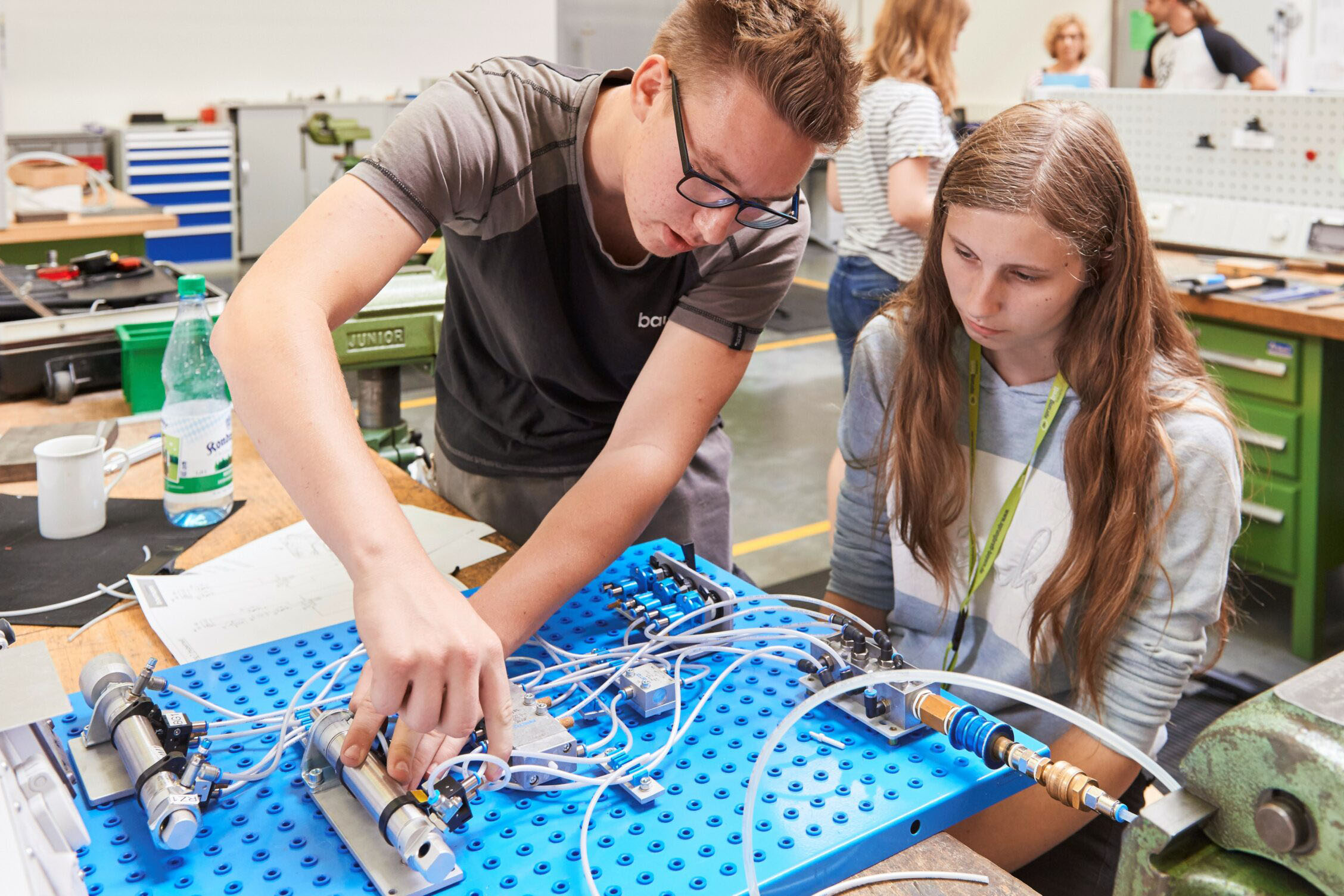 Eine Schülerin arbeitet im Praktikum an einem Projekt