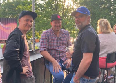 Drei Männer auf der Terrasse der Bar der Bel Air