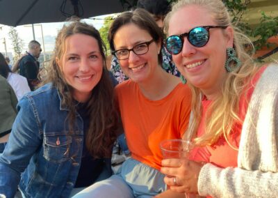 Drei Frauen auf der Terrasse der Bar of Bel Air