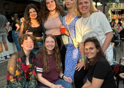 Sieben junge Menschen auf der Terrasse der Bar of Bel Air
