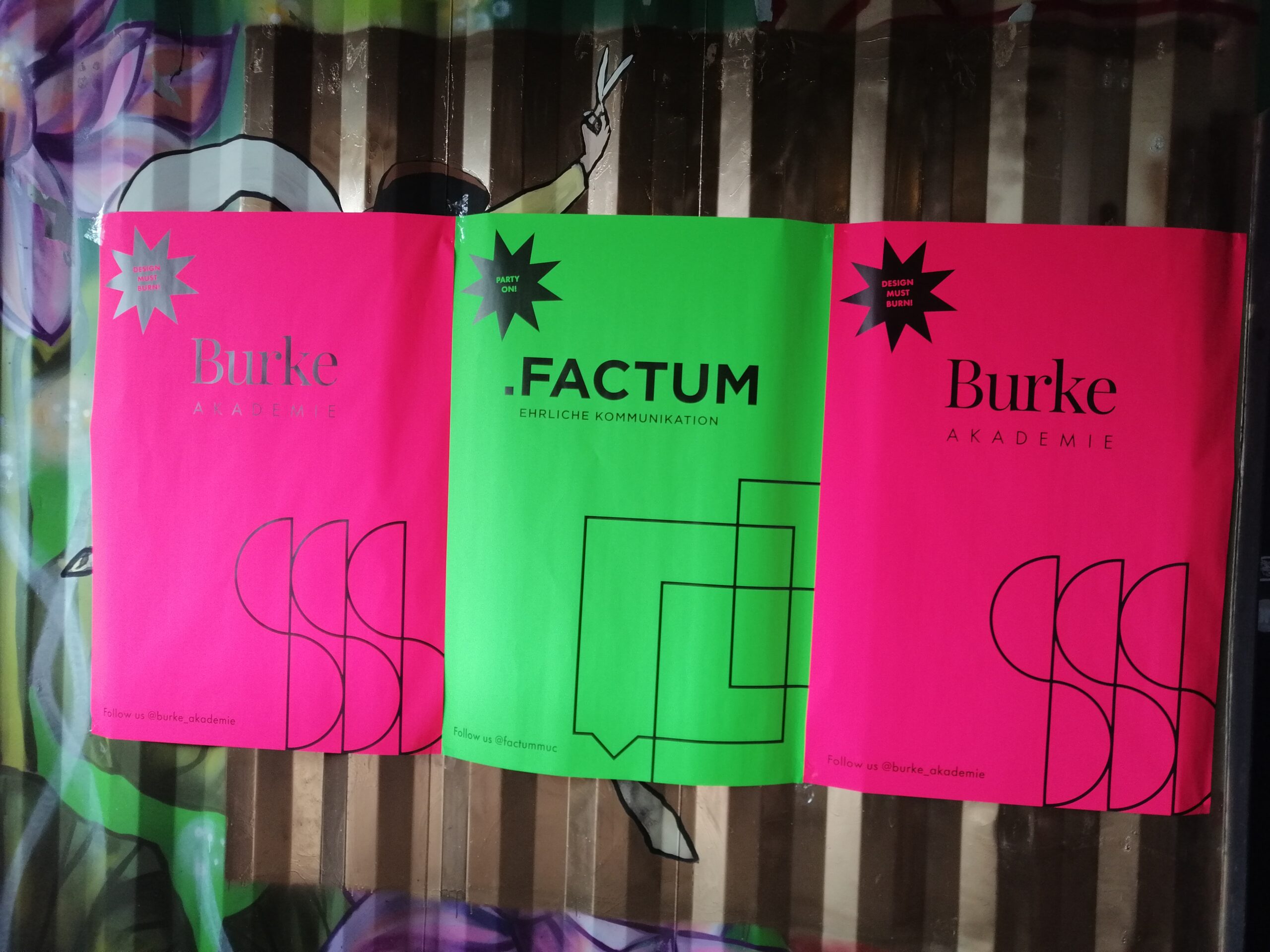 Die bunten .FACTUM- und Burke-Plakat an der Wand der Bar of Bel Air © Factum Drei neonbunte Plakate an der Wand der Bar of Bel Air.