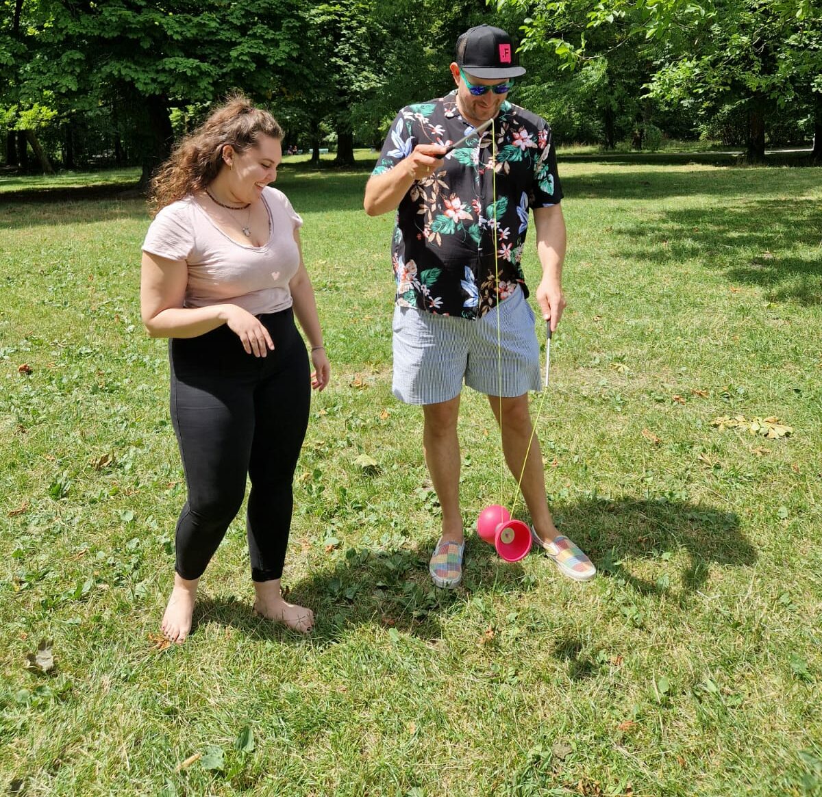 Unser Geschäftsführer Jörg und unsere Juniorberaterin Sarah beim Diabolo-Spielen.