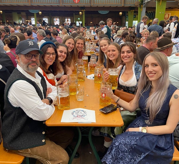 Ein Foto von mitgebrachtem Essen auf einer Picknickdecke.