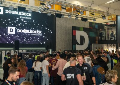 Doubledeck Snowboards Stand auf der ISPO 2024