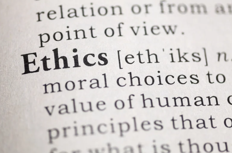 Ethics Laptop mit angeschlossener Braillezeile zur barrierefreien Bildschirmnutzung