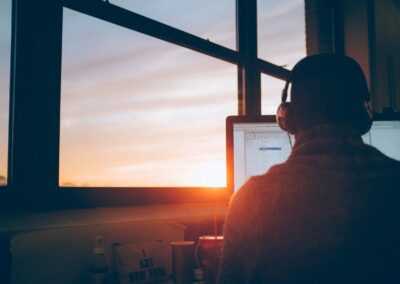 Schattiges Bild von einer Person vor einem Fenster mit Laptop