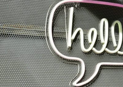 Betonwand mit Sprechblase "hello"